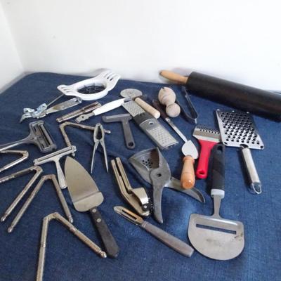 LOT 87. KITCHEN TOOLS