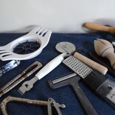 LOT 87. KITCHEN TOOLS