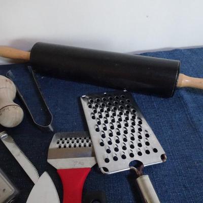 LOT 87. KITCHEN TOOLS