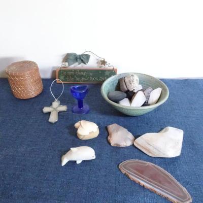 LOT 92. HOME DECOR