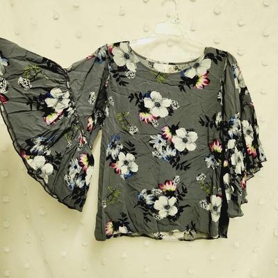 NY COLLECTIONS SIZE SMALL FLOWERED WOMANS RUFFLED SLEEVE TOP
