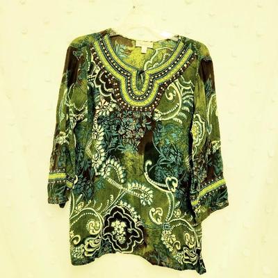 DRESS BARN SIZE SMALL DECORATED GREEN, BLACK & WHITE BLOUSE