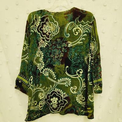 DRESS BARN SIZE SMALL DECORATED GREEN, BLACK & WHITE BLOUSE