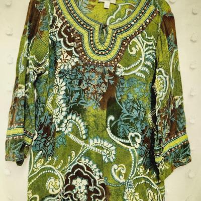 DRESS BARN SIZE SMALL DECORATED GREEN, BLACK & WHITE BLOUSE