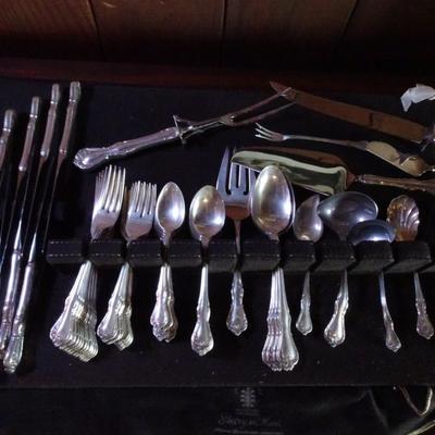 LOT 98. REED AND BARTON STERLING SILVER FLATWARE SET