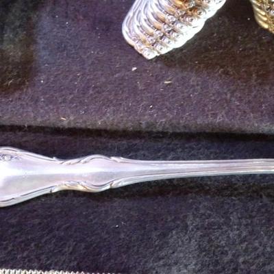 LOT 98. REED AND BARTON STERLING SILVER FLATWARE SET