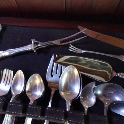 LOT 98. REED AND BARTON STERLING SILVER FLATWARE SET