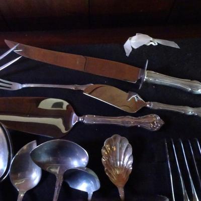 LOT 98. REED AND BARTON STERLING SILVER FLATWARE SET