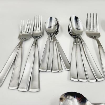 23 PC FLATWARE SET