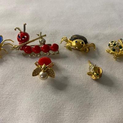 JEWELRY LOT OF PINS