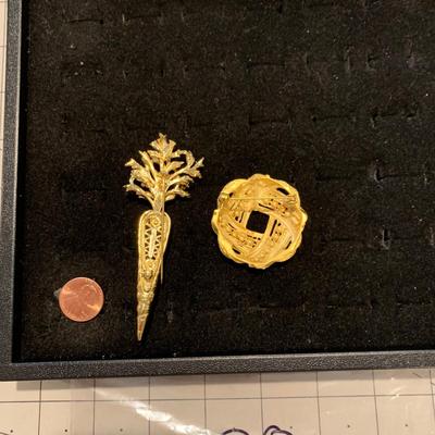 #125 Carrot and Gold Brooch-D8