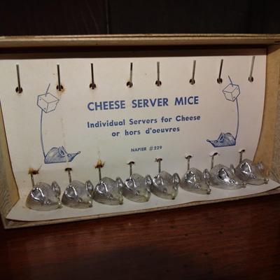 LOT 117. CHEESE SERVER MICE VINTAGE