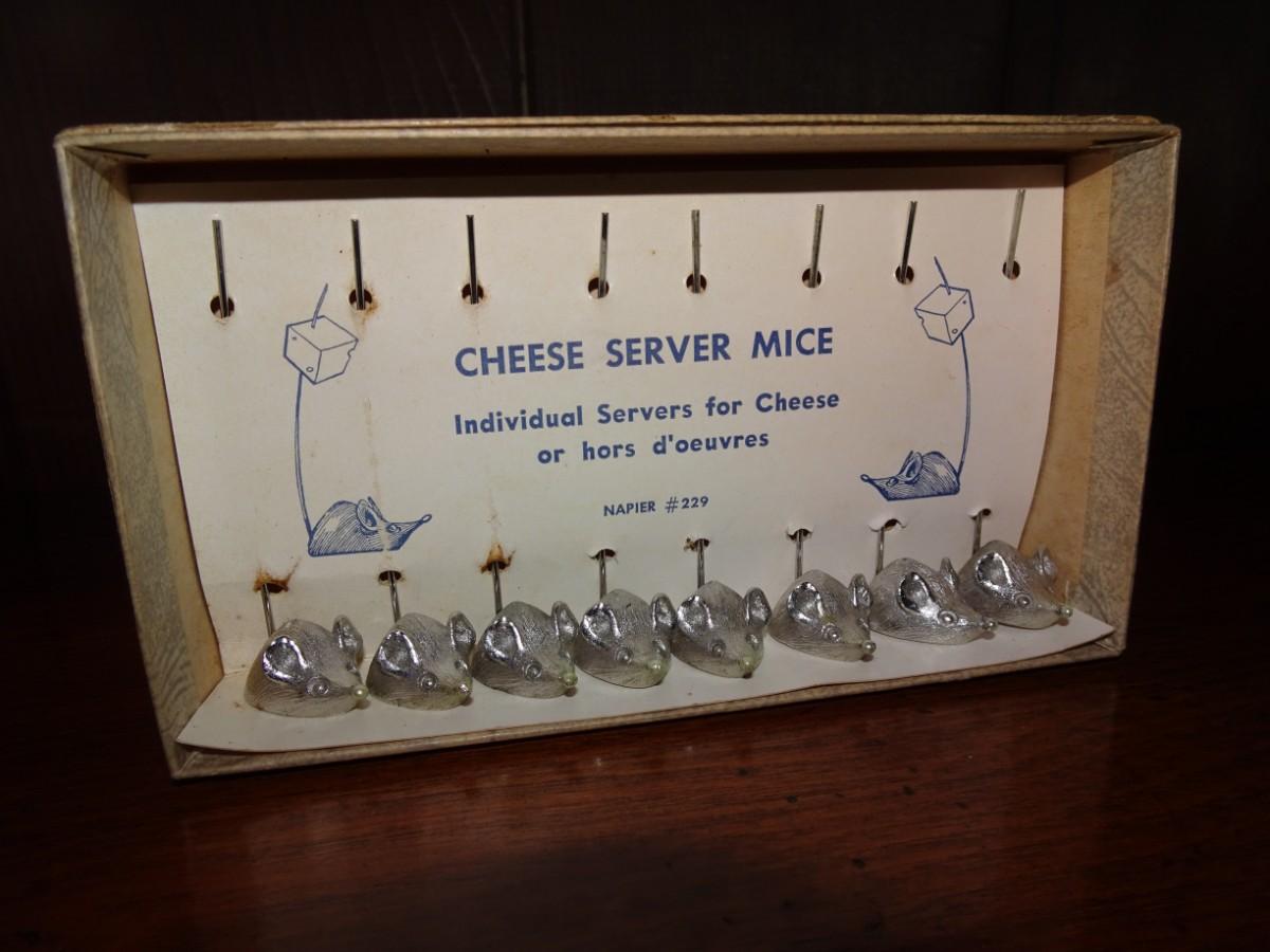 LOT 117. CHEESE SERVER MICE VINTAGE