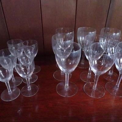 LOT 125. GLASSWARE