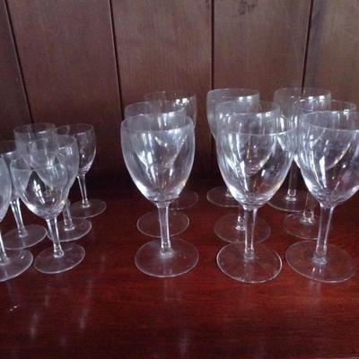 LOT 125. GLASSWARE