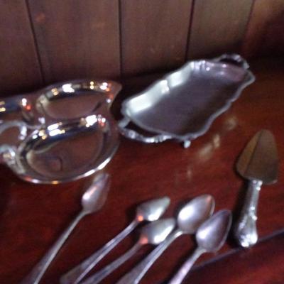 LOT 124. SILVERPLATE ITEMS