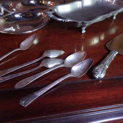 LOT 124. SILVERPLATE ITEMS