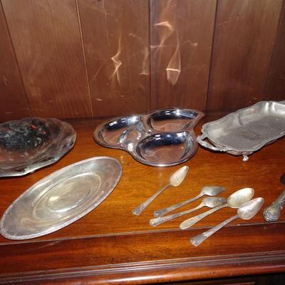 LOT 124. SILVERPLATE ITEMS