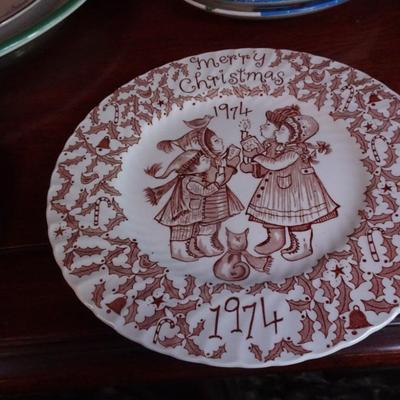 LOT 126. CHRISTMAS PLATES