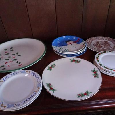 LOT 126. CHRISTMAS PLATES