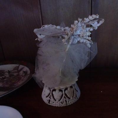LOT 128. PLATES AND VINTAGE CAKE TOPPER