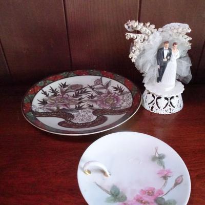 LOT 128. PLATES AND VINTAGE CAKE TOPPER