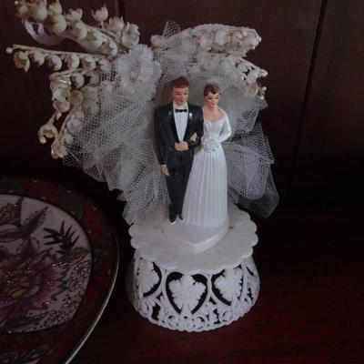 LOT 128. PLATES AND VINTAGE CAKE TOPPER