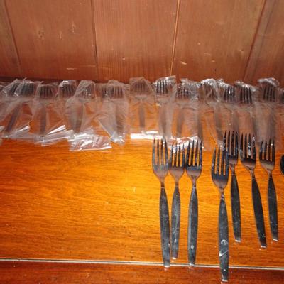 LOT 129. ONEIDA FLATWARE