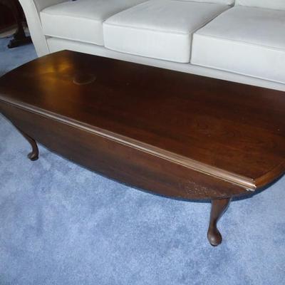 LOT 160. COFFE TABLE
