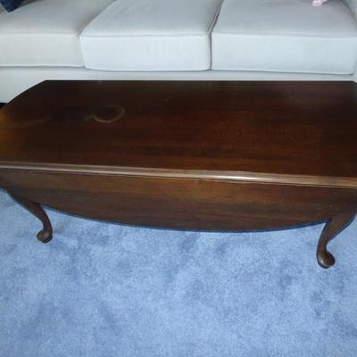 LOT 160. COFFE TABLE