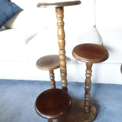 LOT 162. VINTAGE TABLE