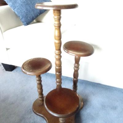 LOT 162. VINTAGE TABLE