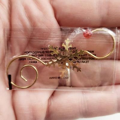22 PC DECORATIVE METAL ORNAMENT HANGERS