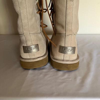 UGG Size 8 Womenâ€™s Lined Boots (MB-RG)