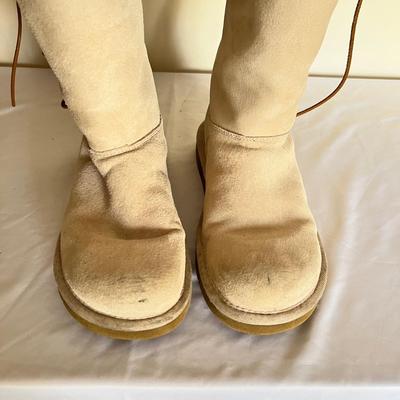 UGG Size 8 Womenâ€™s Lined Boots (MB-RG)
