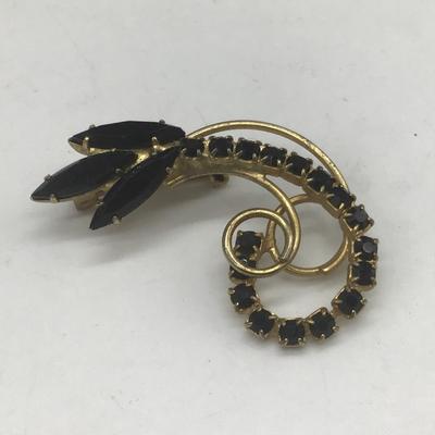 Fauceted Black Stone Type Vintage Brooch