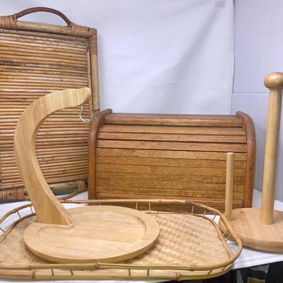 Lot of wood and bamboo kitchen accessories