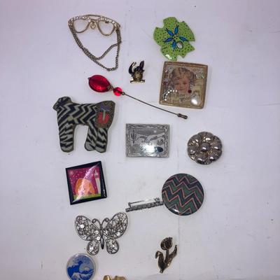 Lot of 13 lapel pins, pendants and necklaces