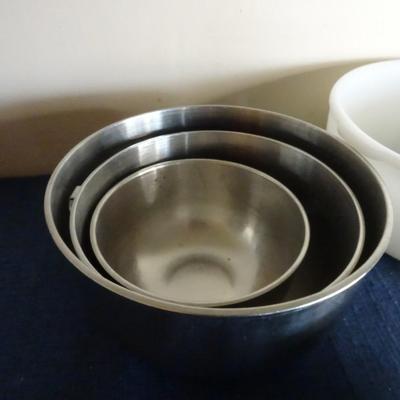 LOT 171. KITCHEN ITEMS