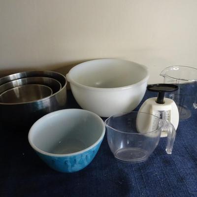 LOT 171. KITCHEN ITEMS