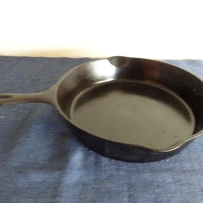 LOT 174.  WAGNER CAST IRON PAN
