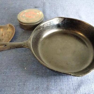 LOT 175. VINTAGE BRASS ASHTRAY AND CAST IRON PAN