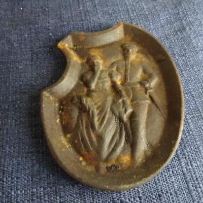 LOT 175. VINTAGE BRASS ASHTRAY AND CAST IRON PAN