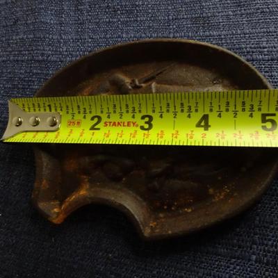 LOT 175. VINTAGE BRASS ASHTRAY AND CAST IRON PAN