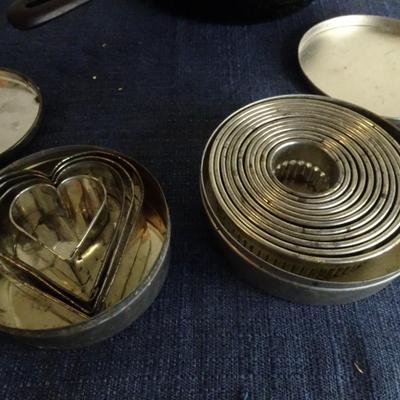 LOT 175. VINTAGE BRASS ASHTRAY AND CAST IRON PAN