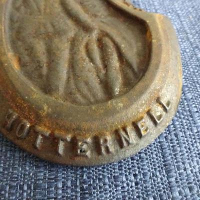 LOT 175. VINTAGE BRASS ASHTRAY AND CAST IRON PAN