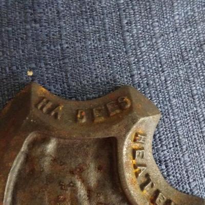 LOT 175. VINTAGE BRASS ASHTRAY AND CAST IRON PAN