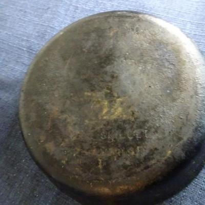 LOT 175. VINTAGE BRASS ASHTRAY AND CAST IRON PAN