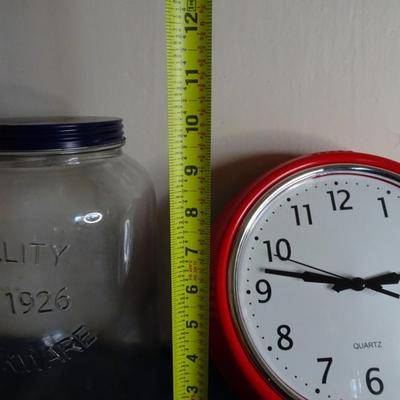 LOT 178. DRINK DISPENSER AND CLOCK