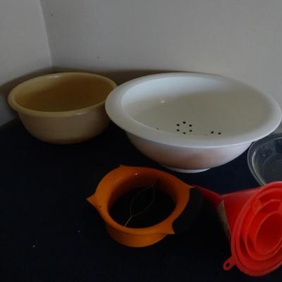 LOT 181. PYREX PIE PLATES AND KITCHEN ITEMS